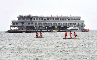 位于三亞市大東海附近海域的海上會(huì)所3月22日攝。新華社發(fā)
