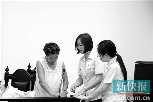 白春榮簽領(lǐng)國家賠償款。通訊員供圖