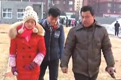 “失蹤”后又回家的越南新娘小吳(左)和家人到警方報案。視頻截圖