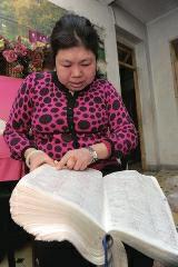 背單詞，是很多學(xué)生學(xué)習(xí)英語(yǔ)時(shí)最頭疼的事兒，而西安51歲大學(xué)英語(yǔ)老師李艷芝在兩年內(nèi)背完《英漢大詞典》22萬(wàn)個(gè)英語(yǔ)詞匯，學(xué)生稱(chēng)贊其為一本活的《英漢大詞典》；兒子自小患有自閉癥，生活不能自理，20年前又與丈夫離婚，面對(duì)生活的不幸，她秉承“你必須一直向前”的信念。