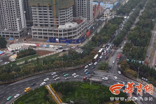 近日，不少通過(guò)陳楊寨轉(zhuǎn)盤(pán)的司機(jī)發(fā)現(xiàn)，4個(gè)方向的路口共新設(shè)了8個(gè)紅綠燈。