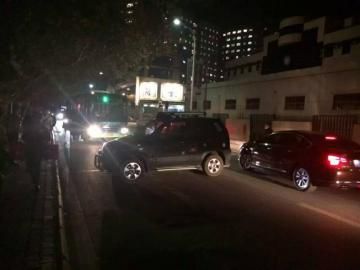 10月22日被推到路面的車攔住了公交車。（圖據(jù)網(wǎng)絡(luò)）