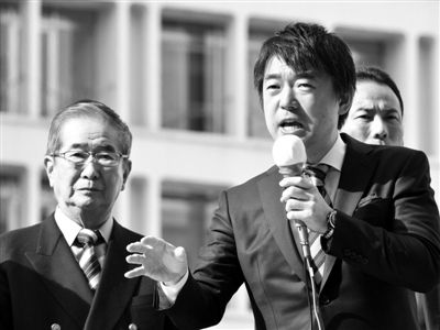 29日，日本著名極右翼分子石原慎太郎（左）和新生代右翼政客橋下徹在東京街頭演講拉票。