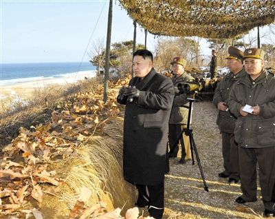 25日，朝鮮最高領(lǐng)導(dǎo)人金正恩指導(dǎo)朝鮮軍隊進(jìn)行登陸及反登陸訓(xùn)練。