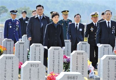 26日，韓國總統(tǒng)樸槿惠參加“天安”艦事件3周年紀(jì)念活動，悼念在事件中身亡的韓國士兵。