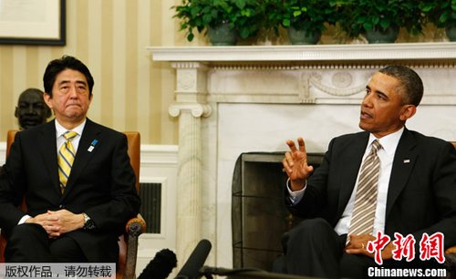 　正在美國訪問的日本首相安倍晉三2月22日在白宮與奧巴馬進行首次會晤。