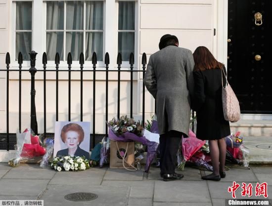 當(dāng)?shù)貢r(shí)間2013年4月8日，英國(guó)倫敦，民眾在英國(guó)前首相撒切爾夫人位于倫敦的住所前進(jìn)行悼念活動(dòng)。