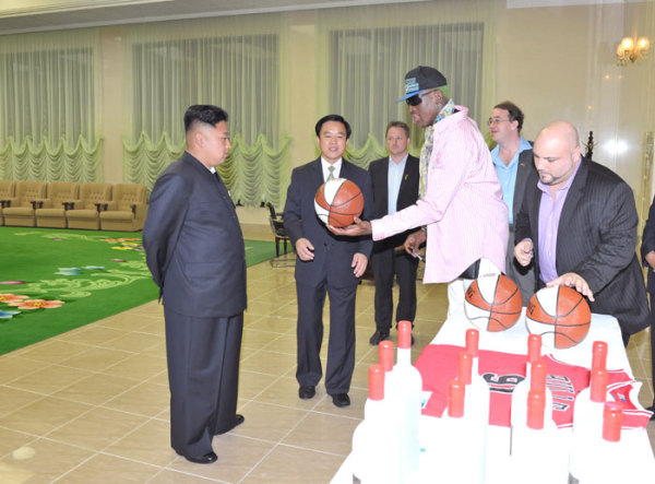 近日，朝鮮最高領(lǐng)導(dǎo)人金正恩已在平壤再次會(huì)見并宴請了正在朝鮮訪問的前美國全國籃球協(xié)會(huì)(NBA)球星羅德
