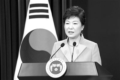 1月6日，韓國(guó)總統(tǒng)樸槿惠在首爾總統(tǒng)府青瓦臺(tái)舉行的新年記者會(huì)上發(fā)言。新華社發(fā)