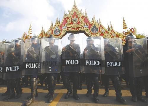 14日在泰國(guó)曼谷，政府出動(dòng)數(shù)千名防暴警察，以?shī)Z回政府大樓和其他 泰數(shù)千防暴警察和平清場(chǎng) 被示威者占領(lǐng)的區(qū)域。