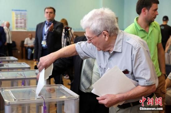 　5月25日，一名烏克蘭選民把填好的選票投入選票箱。