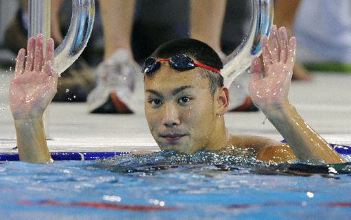 日本著名的游泳選手富田尚彌25歲在參加仁川亞運(yùn)會(huì)期間，偷盜了韓國記者的照相機(jī)。
