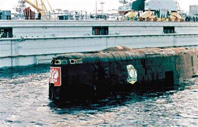 2001年，與失火核潛艇屬于同一級的“庫爾斯克”核潛艇時隔14個月被打撈出海。