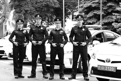烏克蘭新警察在警車(chē)旁帥氣亮相。