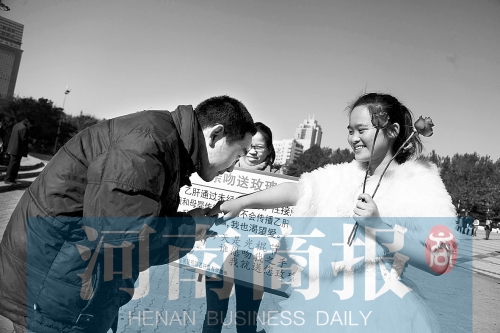 　一名男士上前，準(zhǔn)備親吻女孩的手