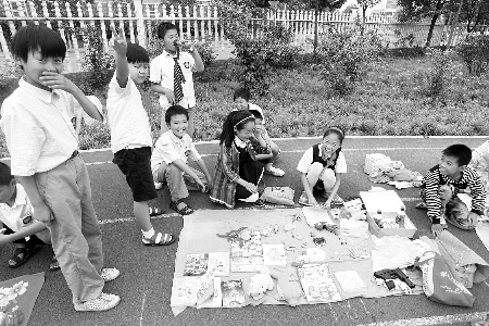 小學(xué)生當(dāng)?shù)財(cái)偫习?，擺起攤來(lái)也很專業(yè)