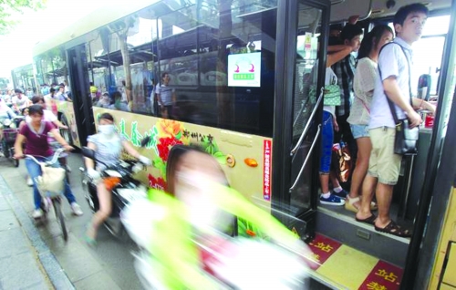 　　7月12日，鄭州市花園路，下班高峰期。