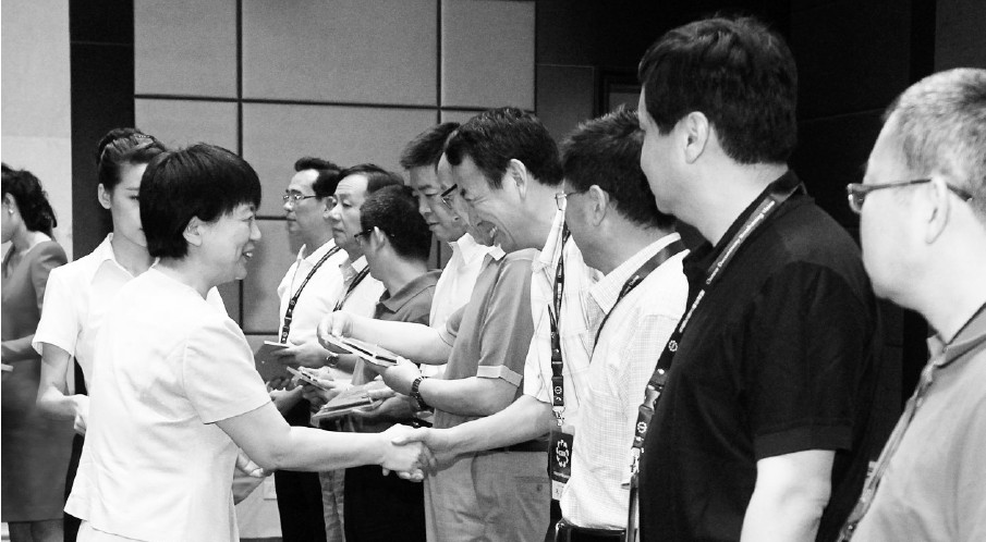 河南省委常委、宣傳部長趙素萍給中國紀錄片播出聯(lián)盟理事臺發(fā)放牌匾