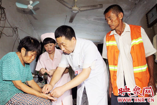 鄭州市管城區(qū)人民醫(yī)院院長張彥軍親自為謝秀進診斷，并為他們帶去了500多元的治療藥品。