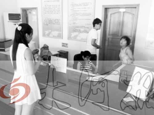 鄭州市人才交流服務(wù)中心二樓大廳，剛畢業(yè)大學(xué)生咨詢政策，工作人員卻在若無其事地玩手機(jī)。
