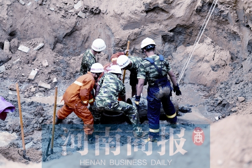 　　7個多小時的奮力救援，也沒能救回這個孩子