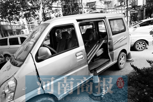 　面包車的后座上，放著被掰掉的車門