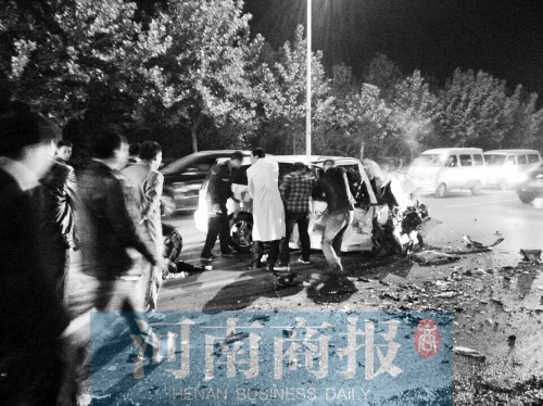 慘劇現(xiàn)場，眾人紛紛上前施救，有人拉住變形的車門，為傷者爭取救援時間