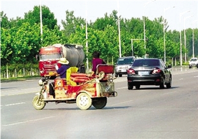 由于沒有硬隔離，鄭開大道上經(jīng)常出現(xiàn)機(jī)動(dòng)車橫穿馬路的現(xiàn)象