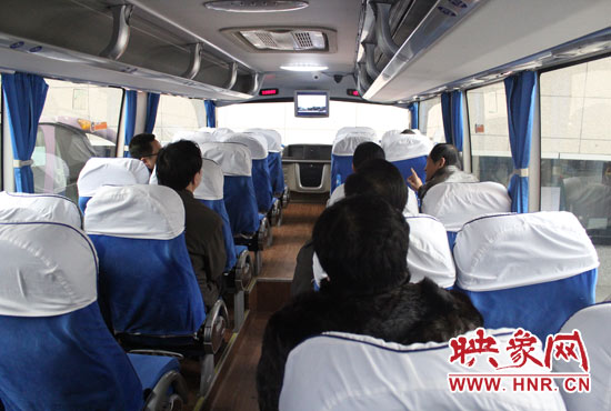 大巴車內(nèi)均在播放著這部以農(nóng)民工討薪為題材的微電影。
