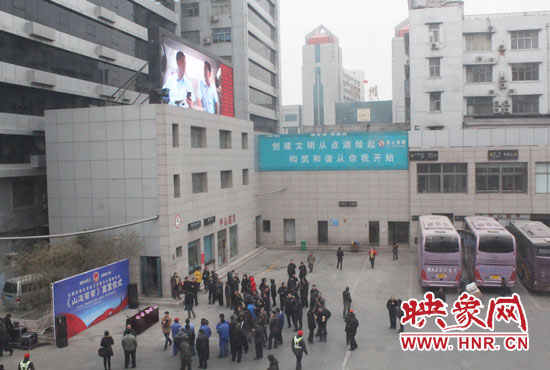 大巴車內(nèi)均在播放著這部以農(nóng)民工討薪為題材的微電影。