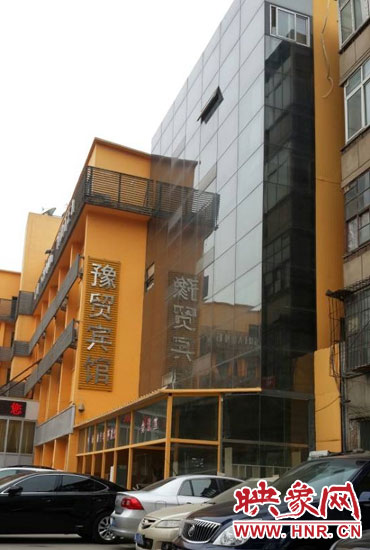 該酒店為加蓋樓層統(tǒng)一安裝上黑色玻璃，從前面看不出加蓋的痕跡
