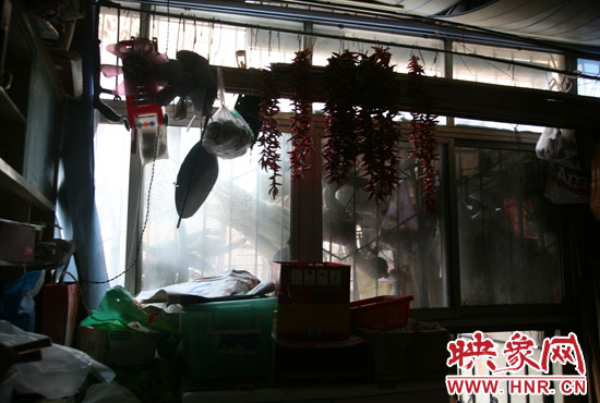 受影響的住戶將自己的窗戶遮擋起來(lái)，以防被加蓋樓層住戶看到自家