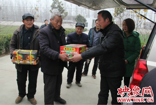 鄭春光的父親鄭慶兵和女兒鄭元元帶著他未完成的夢(mèng)想來(lái)到了鄭集鄉(xiāng)敬老院，看望慰問(wèn)居住在這里的五保老人。