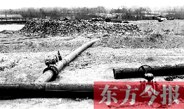 鄭州首座垃圾沼氣電廠并網(wǎng)發(fā)電，集氣管一端連接垃圾山深處，一端連接電廠集氣裝置