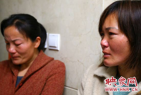 提及現(xiàn)狀，柴小快的女兒不住流淚。