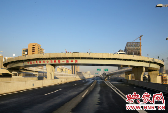 右側(cè)車道為北三環(huán)快速路文化路出口輔道。