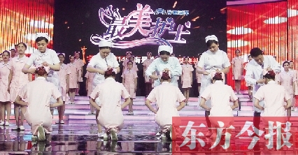 5月6日，“最美護士”的獲獎?wù)呓o新護士授帽
