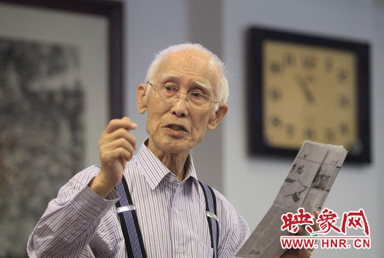 余光中現(xiàn)場朗誦新詩《招魂》。