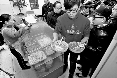 　　上圖2013年年初，很多鄭州市民光臨李剛的面館，掀起“全城吃面”熱潮。CFP供圖