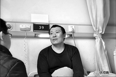 　　右圖李剛生前在醫(yī)院接受記者采訪。資料圖片