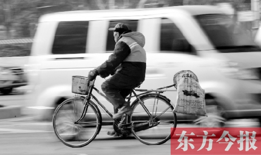 昨日，鄭州市中州大道上，穿梭于車流中上崗的環(huán)衛(wèi)工