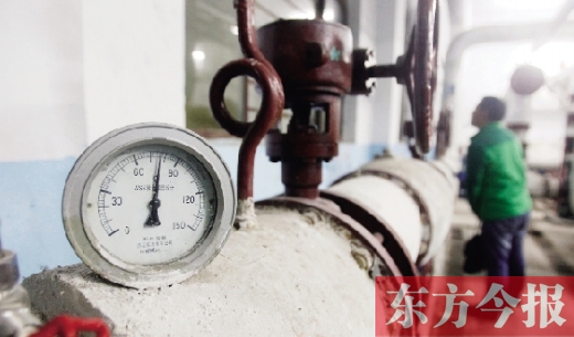 17日，中原環(huán)保的工作人員在向記者介紹管道的溫度。當日，管道內溫度達到75℃。