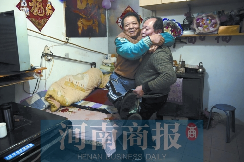 2015年1月15日，老鄰居抱起180斤重的高新海去坐三輪車，準(zhǔn)備出去轉(zhuǎn)轉(zhuǎn)