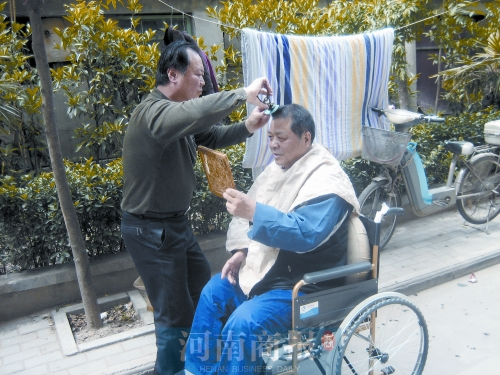 2011年8月18日，老鄰居給高新海剪發(fā)