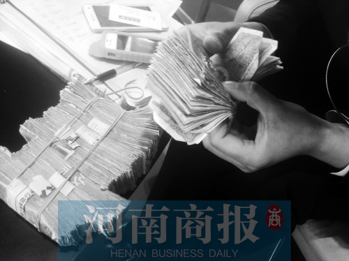 一名店員點(diǎn)了快一個(gè)小時(shí)，只點(diǎn)了一小部分零錢
