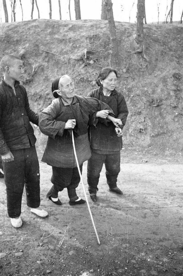 災(zāi)民，看到左側(cè)年輕人的白鞋，應(yīng)該是剛死去親人