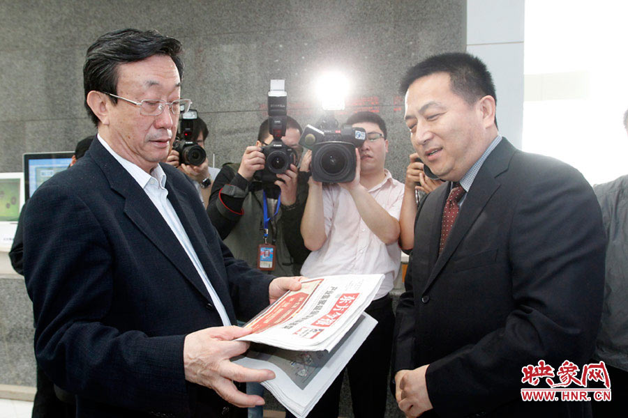 東方今報報社社長趙國平向河南省委書記、省人大常委會主任郭庚茂匯報東方今報的內(nèi)容、發(fā)行等情況 東方今報