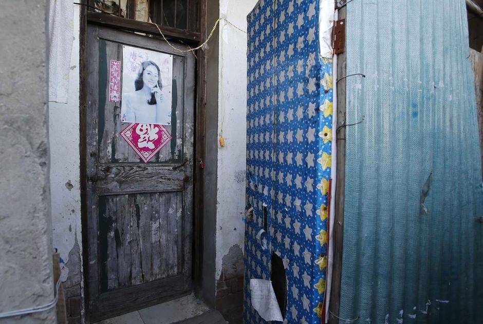 36歲的河南信陽(yáng)打工者陳小龍?jiān)谶@里租了一間屋子住，2012年底開(kāi)始，他偷偷在出租屋里挖地窖。