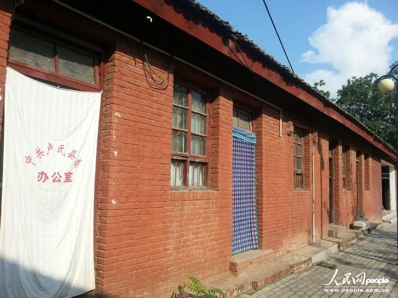 圖為盧氏縣委使用了56年的土坯辦公房。圖片來(lái)源：人民網(wǎng)