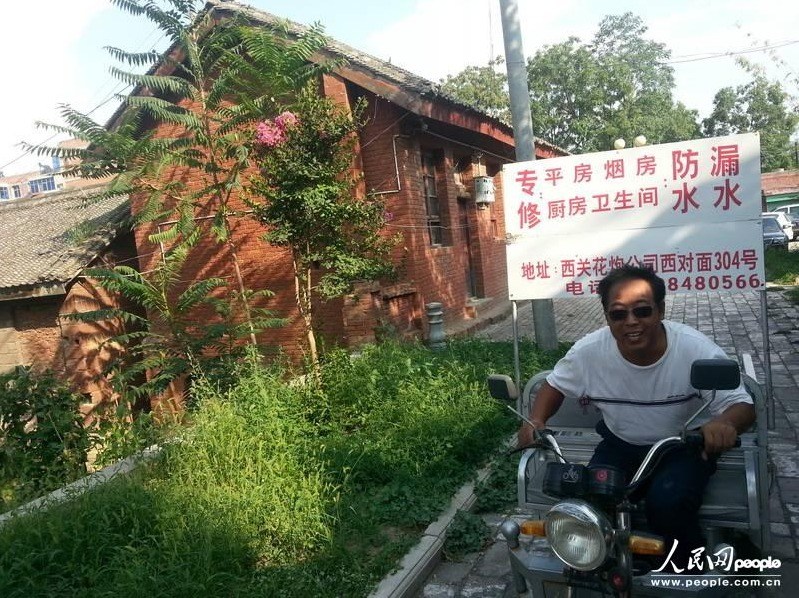 圖為縣委大院依然沒(méi)有配備專職保安，群眾可以隨意進(jìn)入。圖片來(lái)源：人民網(wǎng)